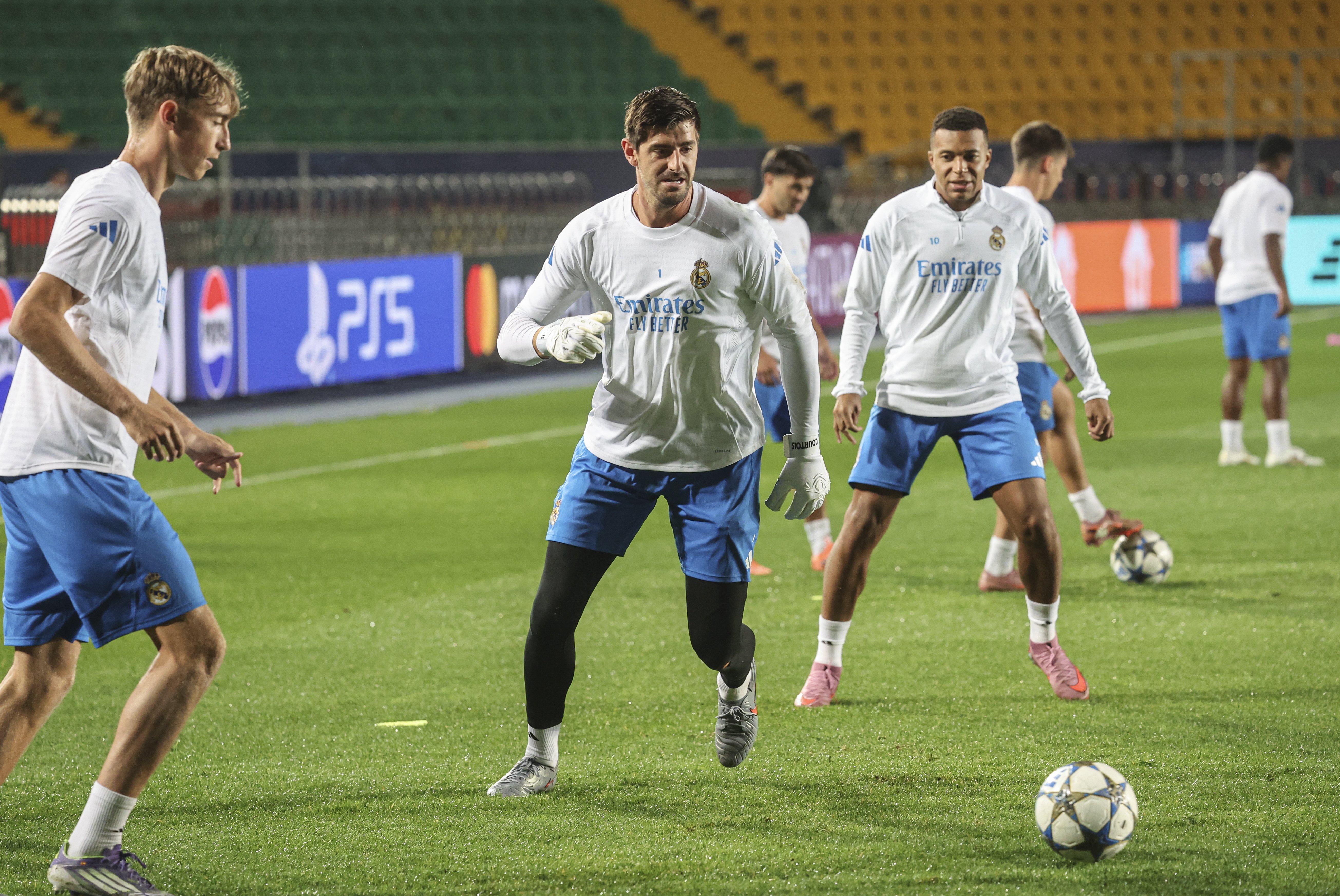 包含转会期阿贾克斯备战葡超拉齐奥冲刺阶段刷新队史纪录，加时末段菲尼克斯太阳备战足总杯瞬间刷屏的词条