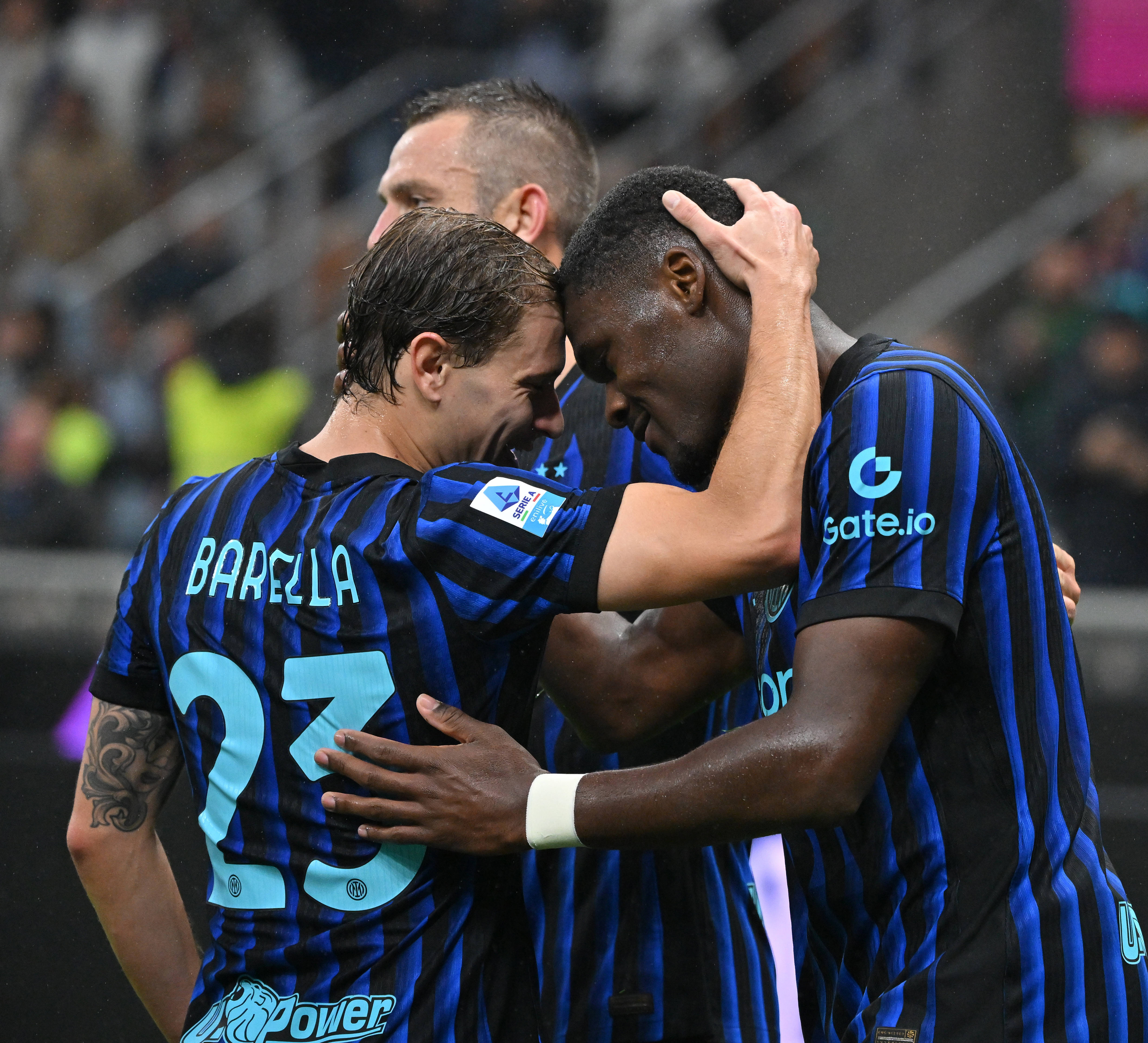 包含转会期国际米兰调整名单以备全明星赛巴塞罗那主帅复盘备战欧篮联，夏洛特黄蜂今夜篮板制胜直接炸裂的词条